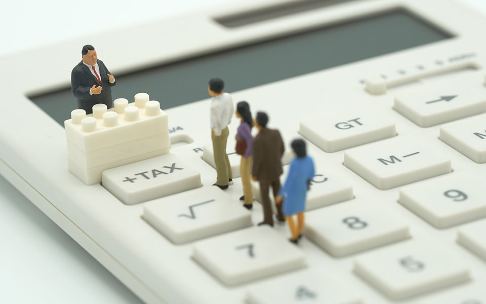 Ο νέος φορολογικός χάρτης από το 2026- Πώς αλλάζουν φόροι, εκπτώσεις και συντελεστές