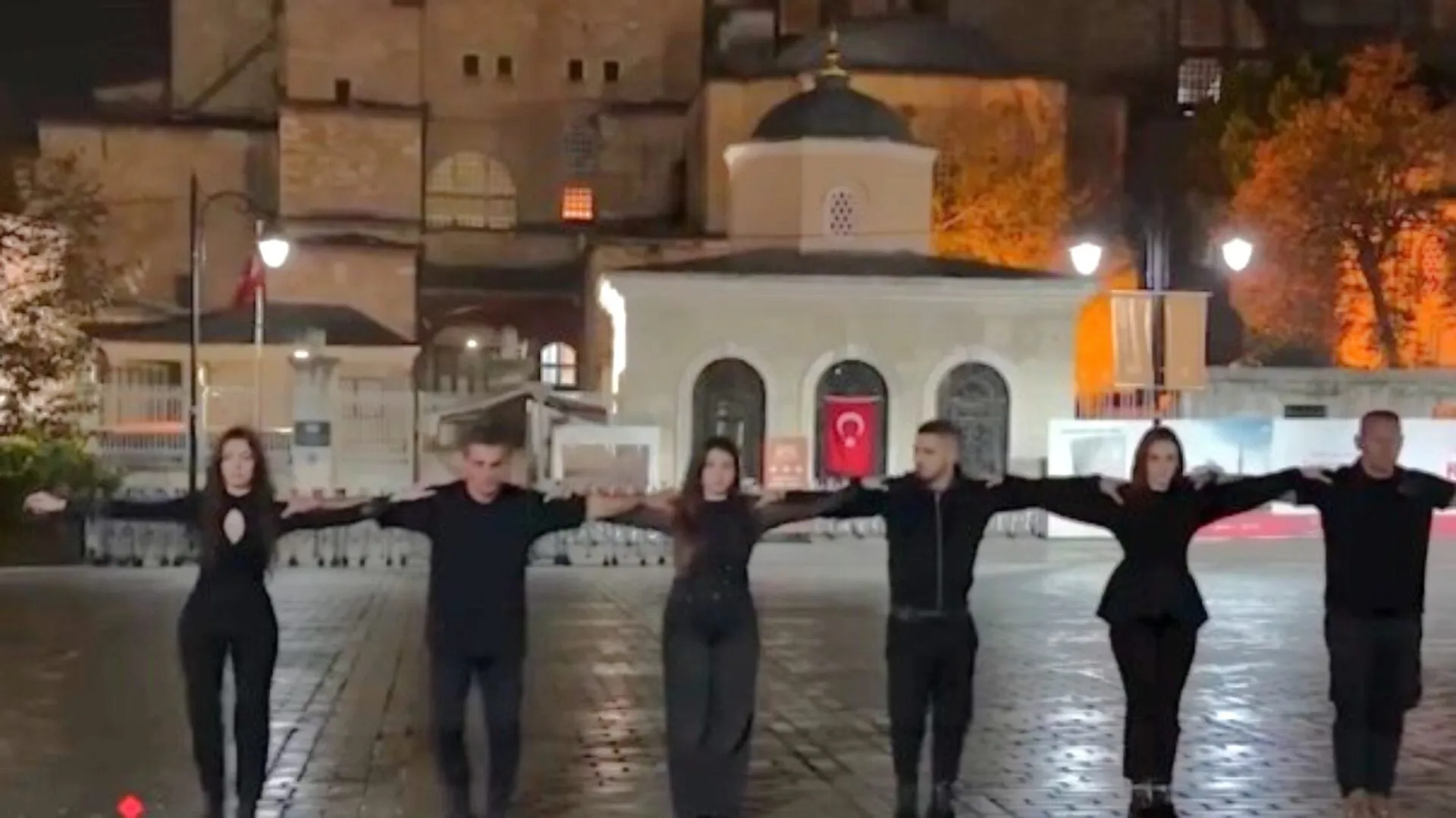 «Στα Άγια Χώματα της Πόλης» – Ελληνικό συρτάκι μπροστά στην Αγιά Σοφιά   (βίντεο)