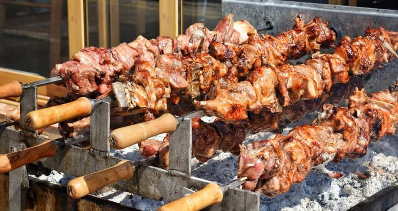 Πόσα κοστίζει αρνί και χοιρινή σούβλα για το φετινό χριστουγεννιάτικο τραπέζι