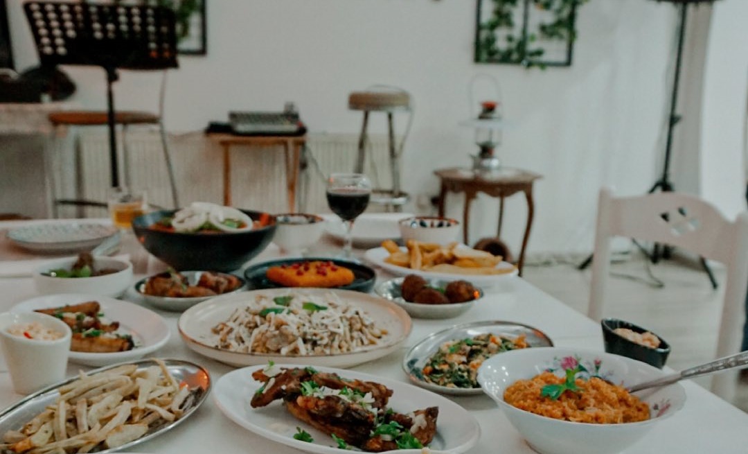 Αυτές τις γιορτές πάμε στην Τατσιά Μεζεδοτεχνείο για ζωντανή μουσική και μεζέ!