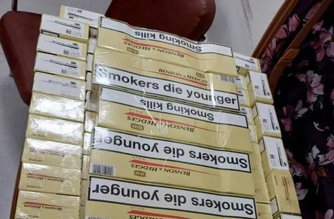 Τους τσάκωσαν με τσιγάρα και πολυτελή αντικείμενα στο αεροδρόμιο Λάρνακας  (φώτο)