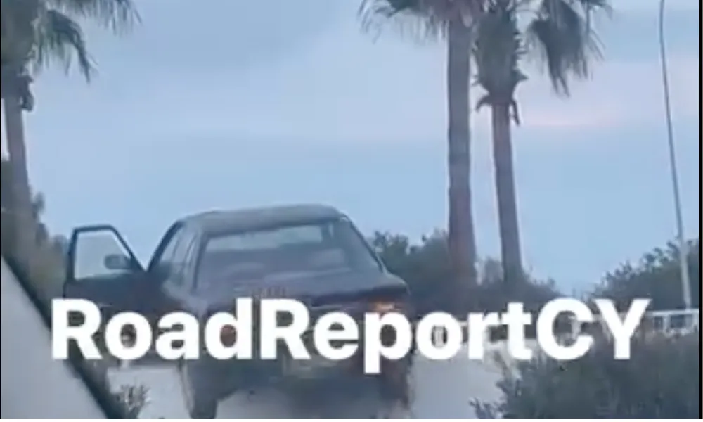 Αυτοκίνητο “προσγειώθηκε” στον αυτοκινητόδρομο Λάρνακας – Δείτε το σοκαριστικό βίντεο