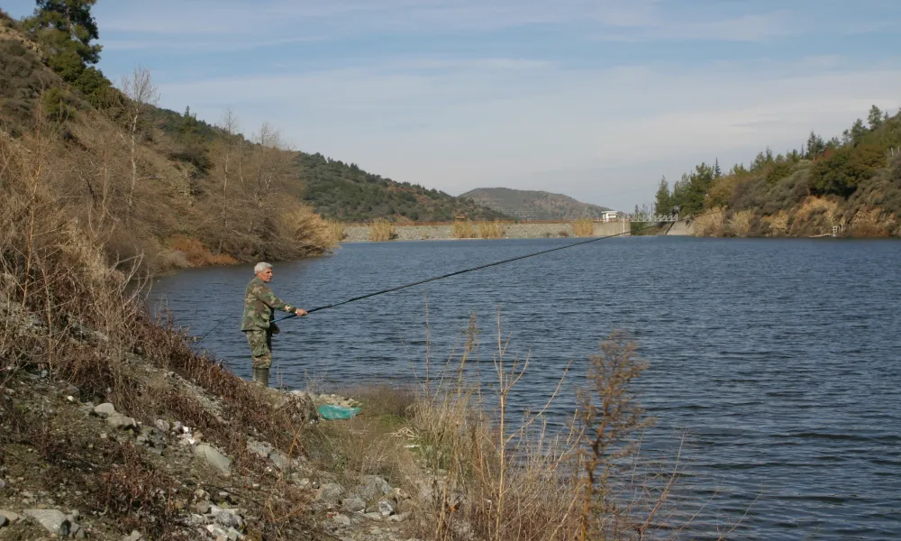 Κλείνουν έξι υδατοφράκτες για ψάρεμα – Νέοι κανόνες με υποχρεωτικές απελευθερώσεις