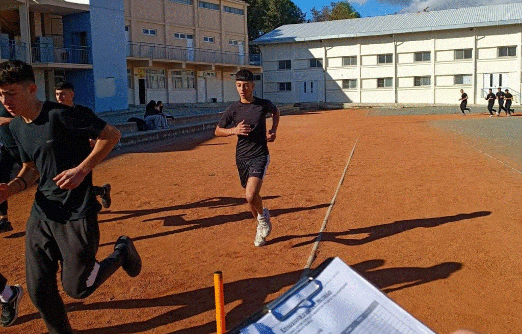 Μαθητές και οι μαθήτριες του Περιφερειακού Γυμνασίου και Λυκείου Λευκάρων από την προετοιμασία τους για τους Επαρχιακούς Αγώνες Δρόμου σε Ανώμαλο Έδαφος στο νέο ΓΣΖ στη Λάρνακα