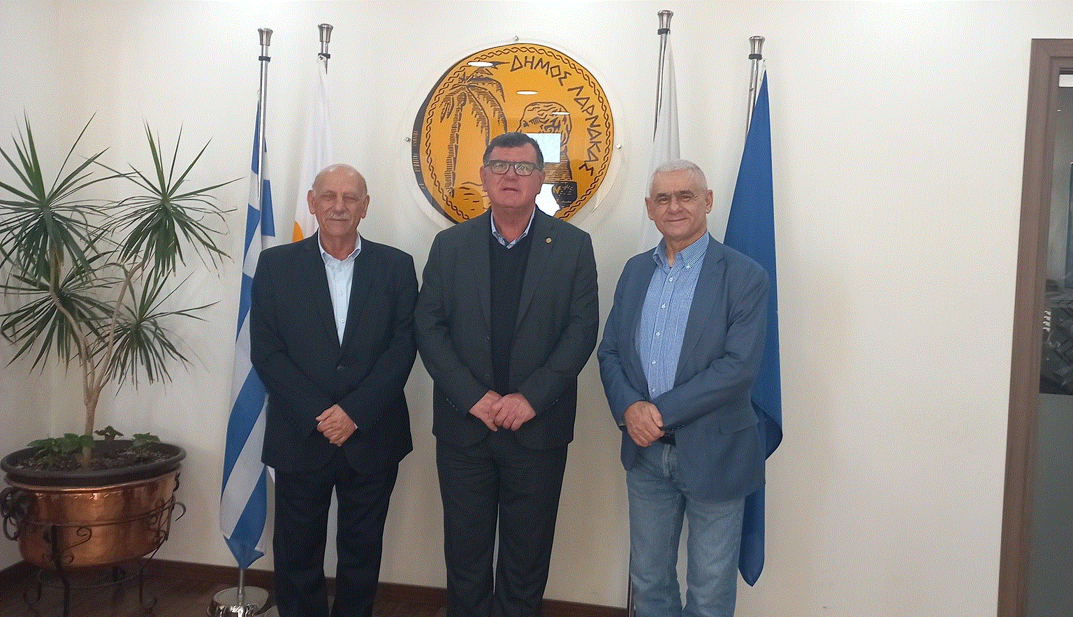 &Sigma;&tau;&alpha; &gamma;&rho;&alpha;&phi;&epsilon;ί&alpha; &tau;&omicron;&upsilon; &Delta;ή&mu;&omicron;&upsilon; &Lambda;ά&rho;&nu;&alpha;&kappa;&alpha;&sigmaf; &omicron; &Alpha;&nu;&tau;&iota;&sigma;&tau;&rho;ά&tau;&eta;&gamma;&omicron;&sigmaf; &epsilon;.&alpha;. &Kappa;&omega;&nu;&sigma;&tau;&alpha;&nu;&tau;ί&nu;&omicron;&sigmaf; &Kappa;&omicron;ύ&sigma;&alpha;&nu;&tau;&alpha;&sigmaf;