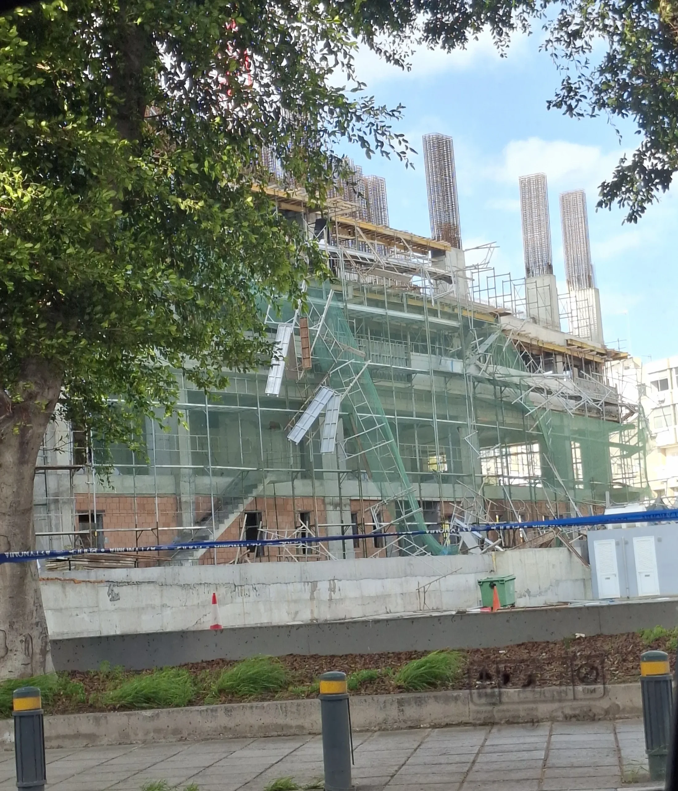 Αναστάτωση στη Λευκωσία: Έπεσαν σκαλωσιές κοντά σε κεντρική οδό (φώτο)