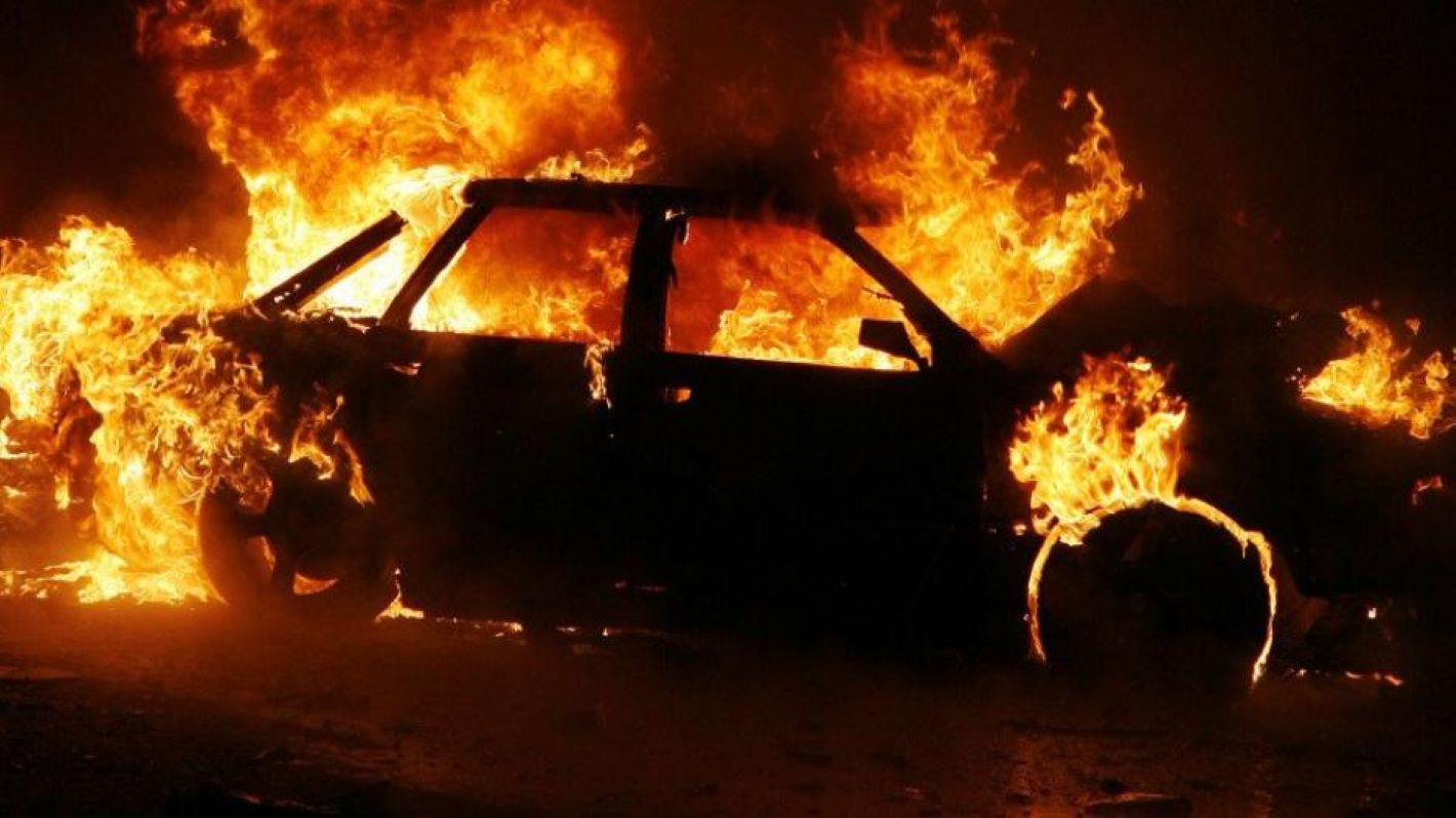 Μαρτυρία έκαψε 62χρονο – Έβαλε μόνος του φωτιά στο αυτοκίνητό του και φόρεσε χειροπέδες