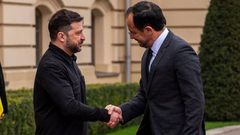 &Sigma;&tau;&eta;&nu; &Kappa;ύ&pi;&rho;&omicron; &omicron; &Zeta;&epsilon;&lambda;έ&nu;&sigma;&kappa;&iota; &sigma;&tau;&iota;&sigmaf; 7 &Iota;&alpha;&nu;&omicron;&upsilon;&alpha;&rho;ί&omicron;&upsilon;, &tau;&eta;&lambda;&epsilon;&phi;&omega;&nu;&iota;&kappa;ή &epsilon;&pi;&iota;&kappa;&omicron;&iota;&nu;&omega;&nu;ί&alpha; &mu;&epsilon; &Chi;&rho;&iota;&sigma;&tau;&omicron;&delta;&omicron;&upsilon;&lambda;ί&delta;&eta;