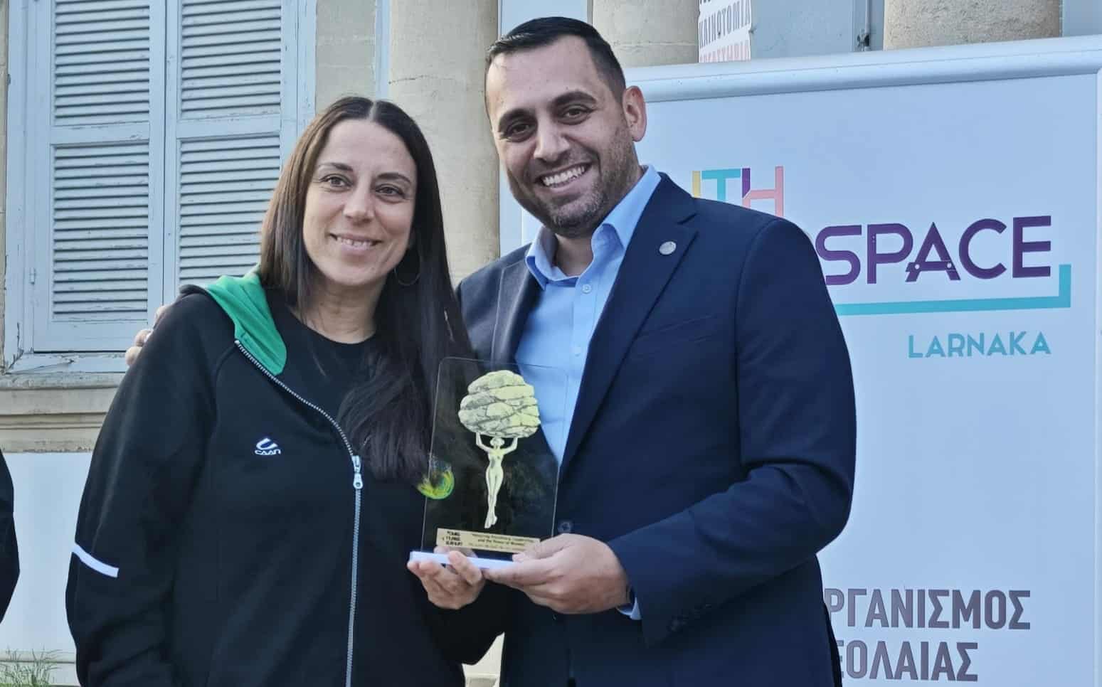 Αποστόλου: Η Φλώρα Αναστασίου δίνει καθημερινά την ψυχή της στα παιδιά – Βράβευση Young Female Leaders