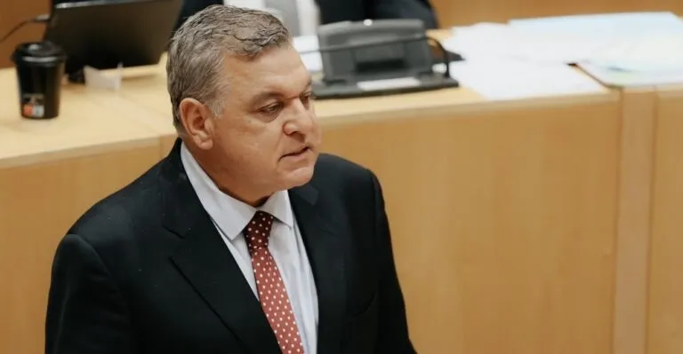 Απέσυρε την καταγγελία κατά Σύκα η σύντροφος του – Εξετάζει άρση ασυλίας η ΝΥ