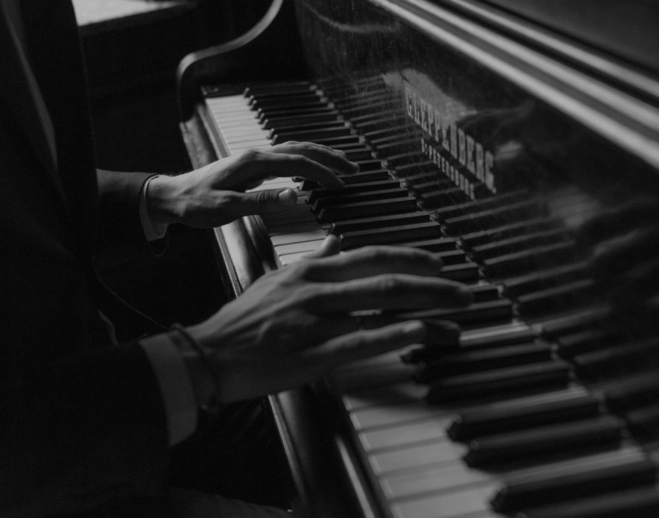 Πάμε για piano nights και cozy ατμόσφαιρα σε ένα ξενοδοχείο στο χωριό