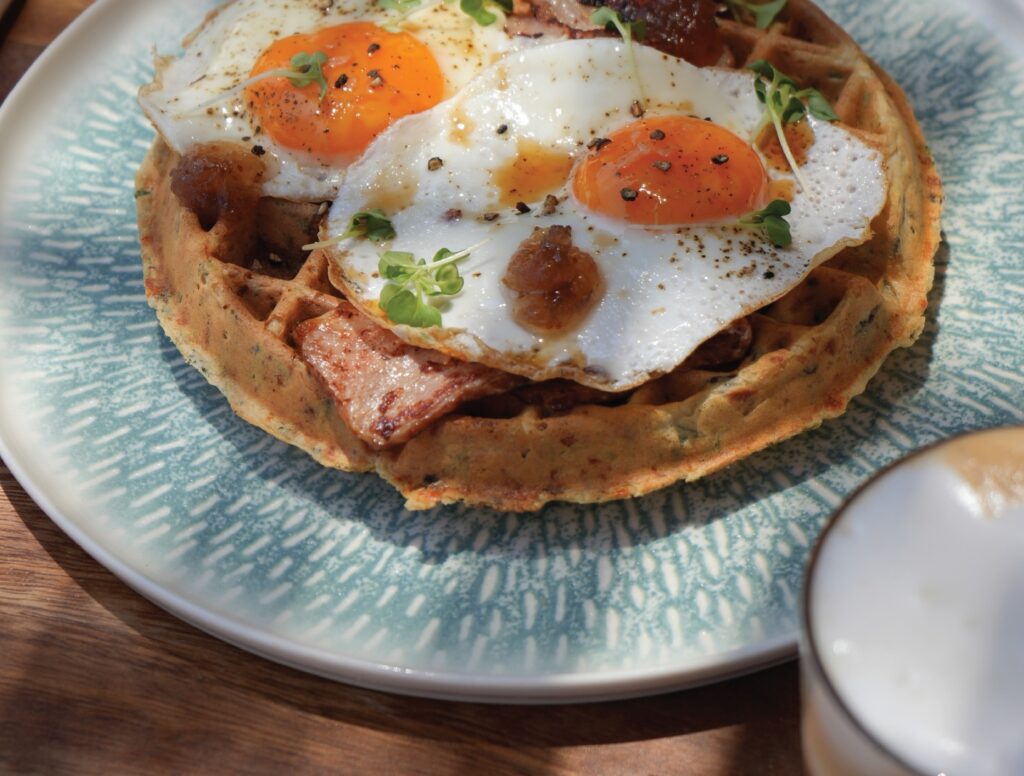 Κυριακάτικο Brunch στο Almar: Η ιδανική εκκίνηση για μια ημέρα στην παραλία