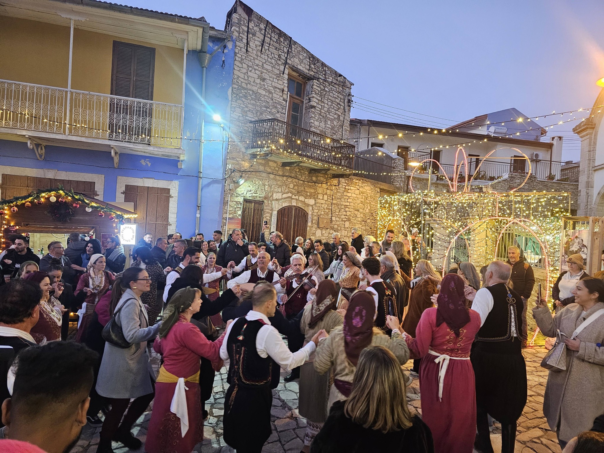 Βρέχει χρήμα στα Χριστουγεννιάτικα Χωριά – Γιατί γίνεται μάχη για ένα περίπτερο