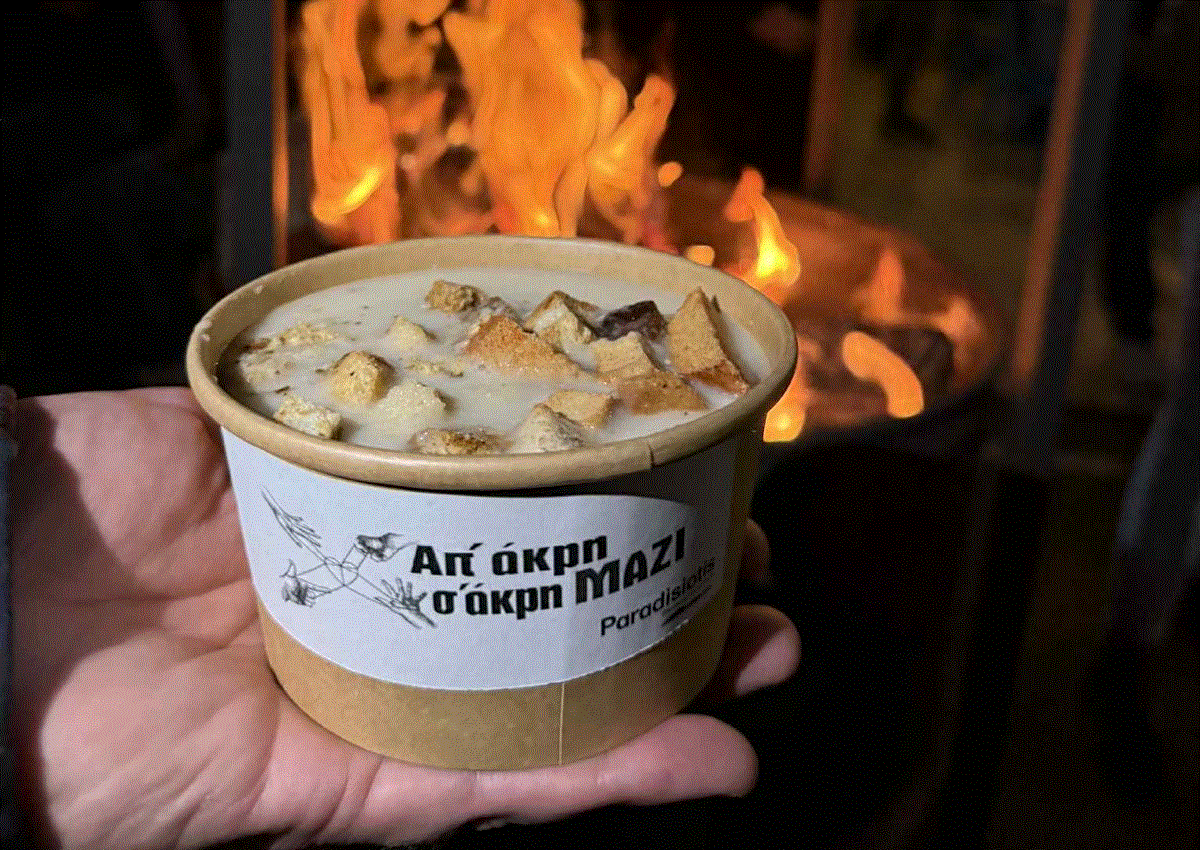 Μαθητές του Περιφερειακού Γυμνασίου και Λυκείου Λευκάρων προσφέραν ζεστή σούπα  στην εκδήλωση «Χριστούγεννα στο Χωριό – Ορά» μοιράζοντας στιγμές ανθρωπιάς και αλληλεγγύης