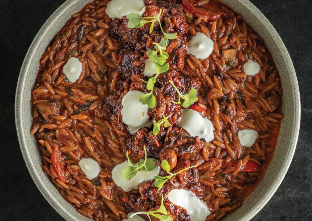 Beef Cheeks Yiouvetsi-Style: Το πιάτο που υπογράφει τη γαστρονομική ταυτότητα του Enigma Restobar