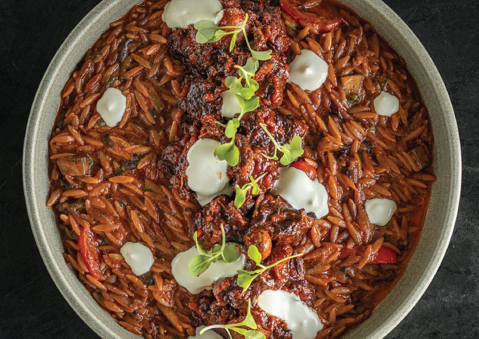 Beef Cheeks Yiouvetsi-Style: Το πιάτο που υπογράφει τη γαστρονομική ταυτότητα του Enigma Restobar