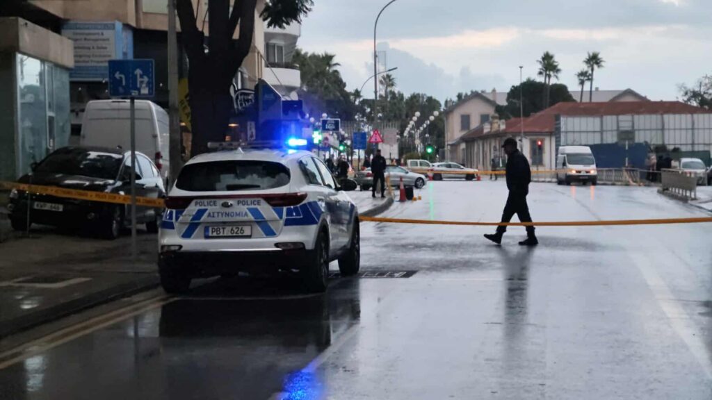 Βίντεο: Πυροβολισμοί έξω απο την Αστυνομική Διεύθυνση Λάρνακας - Πληροφορίες για εμπλοκή γνωστού προσώπου