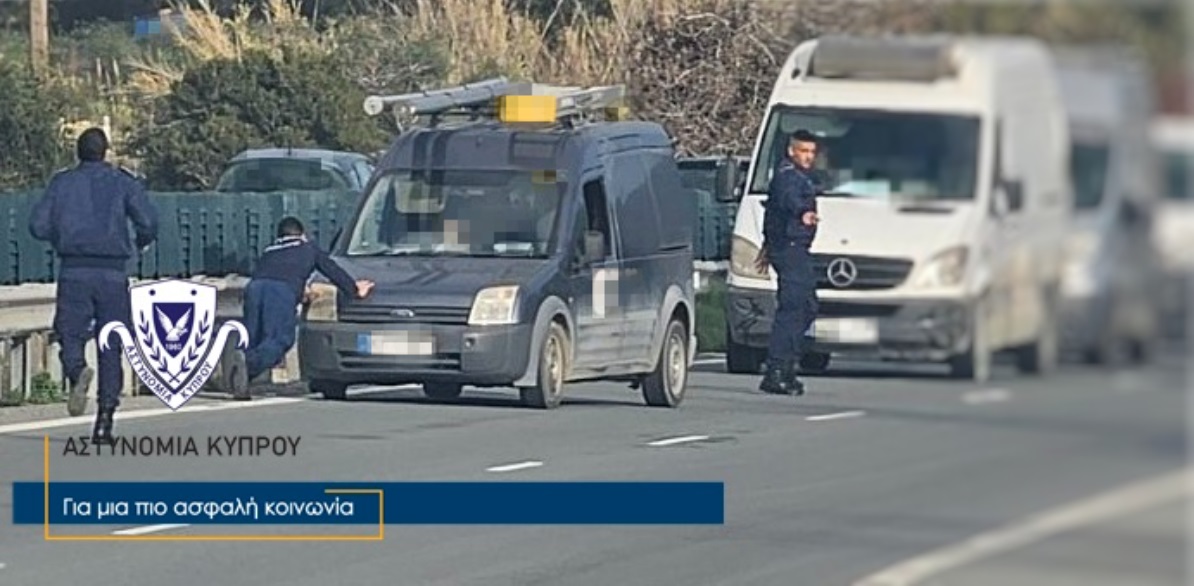 Η στιγμή που δόκιμοι αστυνομικοί βοηθούν οδηγό στον αυτ/δρομο  (βίντεο)