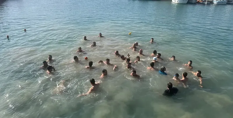 Απρόοπτο και στην Αγία Νάπα – Χάθηκε στον βυθό ο Σταυρός, έριξαν και δεύτερο