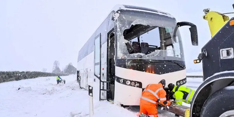 Τροχαίο Εθνικής:Άλλα 8 άτομα στα επείγοντα-Ανασύρθηκε από χαντάκι το λεωφορείο