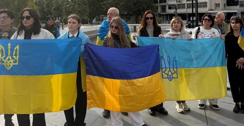 Εκδήλωση Ουκρανών στην Πλατεία Ελευθερίας για άφιξη Ζελένσκι  (βίντεο)