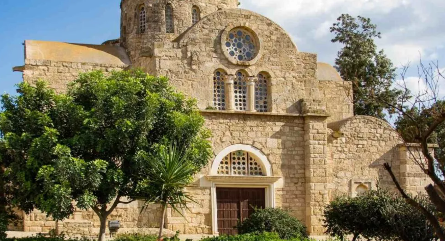 Δώδεκα χρόνια μαρτυρίας και πίστης στη Σαλαμίνα: Η πορεία του Ηγουμένου Ιωάννη στη Μονή του Αποστόλου Βαρνάβα