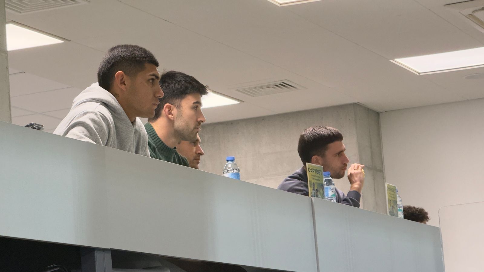 Παρακολουθούν το ματς με αγωνία οι παίκτες της ΑΕΚ…