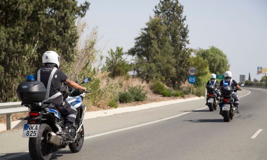 Βοήθεια Αστυνομίας σε οικογένεια για μεταφορά νήπιου που κτύπησε στο κεφάλι