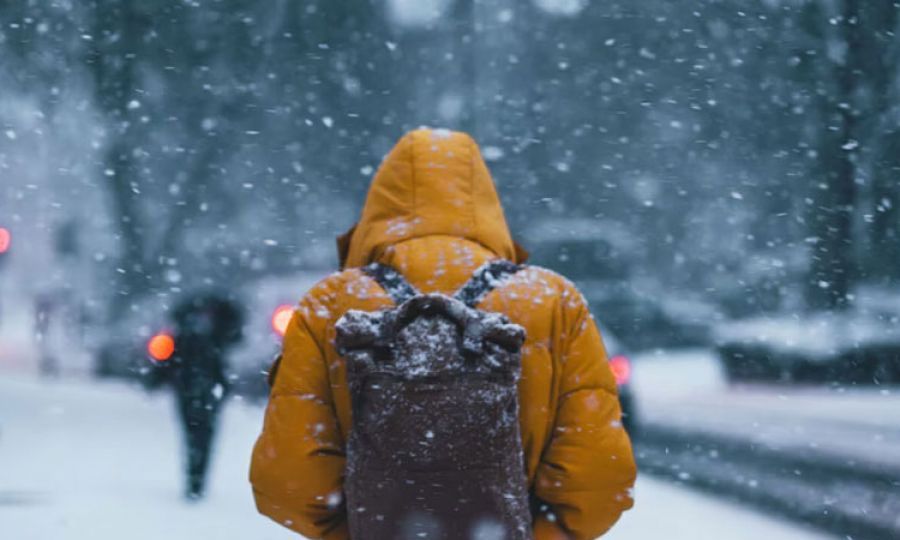 Έρχεται ψυχρή αέρια μάζα με βροχές, καταιγίδες και χιόνια στα ορεινά