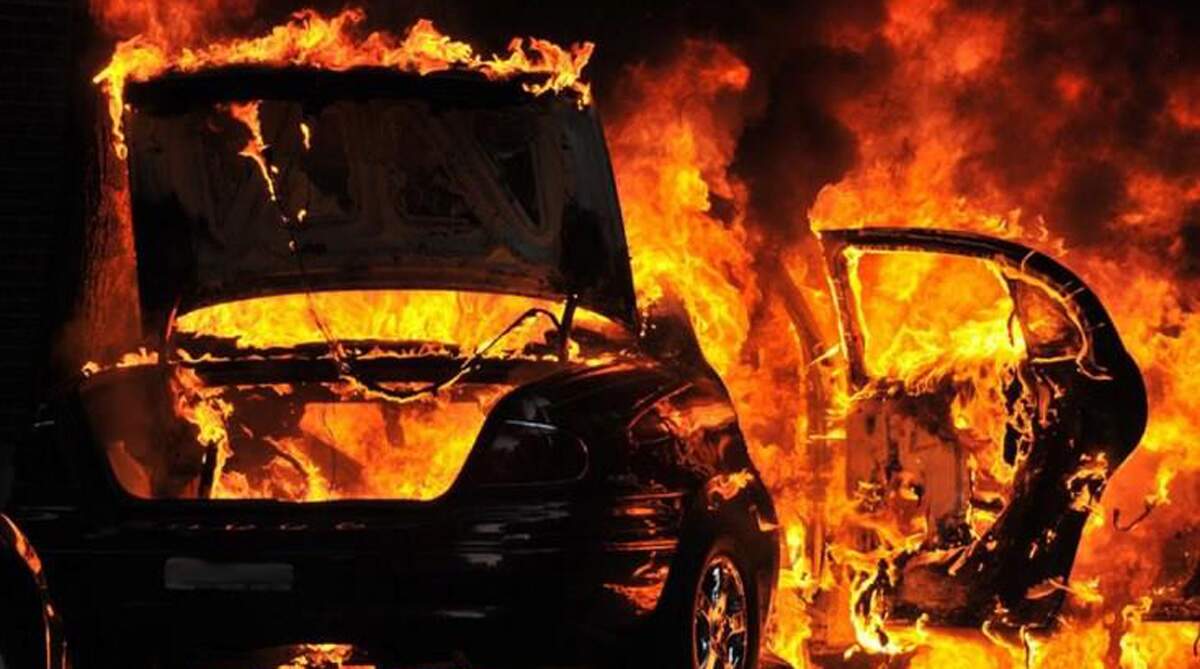 Δύο πυρκαγιές σε σταθμευμένα οχήματα σε Λευκωσία και Αμμόχωστο