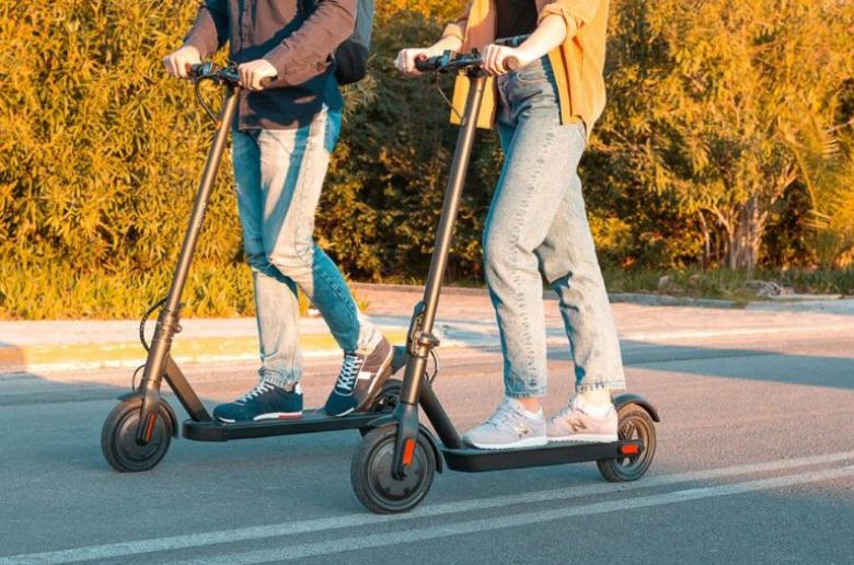 Ζητά άμεσο εφαρμόσιμο πλαίσιο για τα ηλεκτρικά σκούτερ η Επιτροπή Μεταφορών