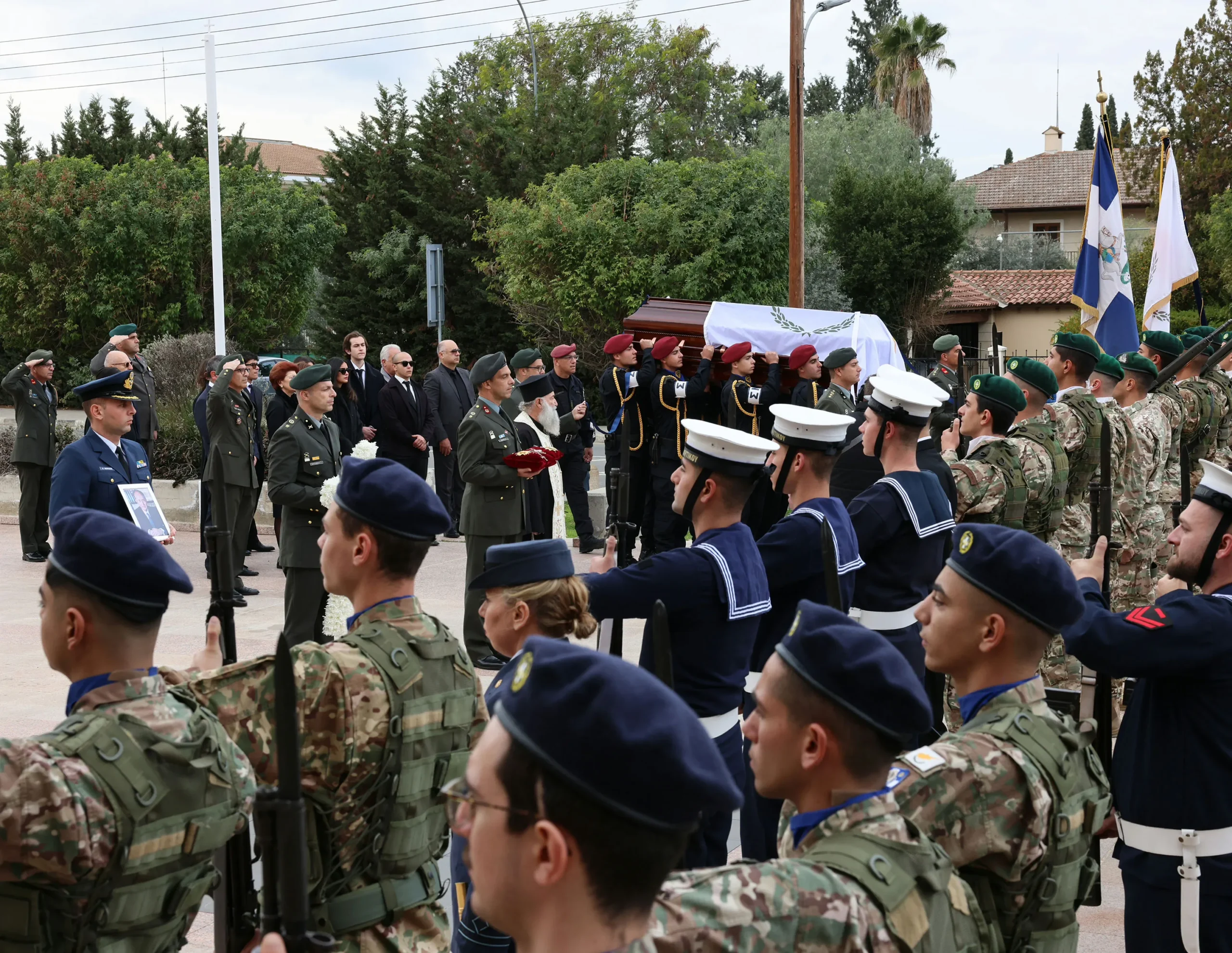 «Ύστατο χαίρε» στον Γιώργο Βασιλείου: «Έζησες μια ζωή αγάπης και προσφοράς. Καλό ταξίδι παπά μου», συγκίνησε ο γιος του – Τα μηνύματα Χριστοδουλίδη, Γεραπετρίτη και Ακιντζί   (φώτο – βίντεο)