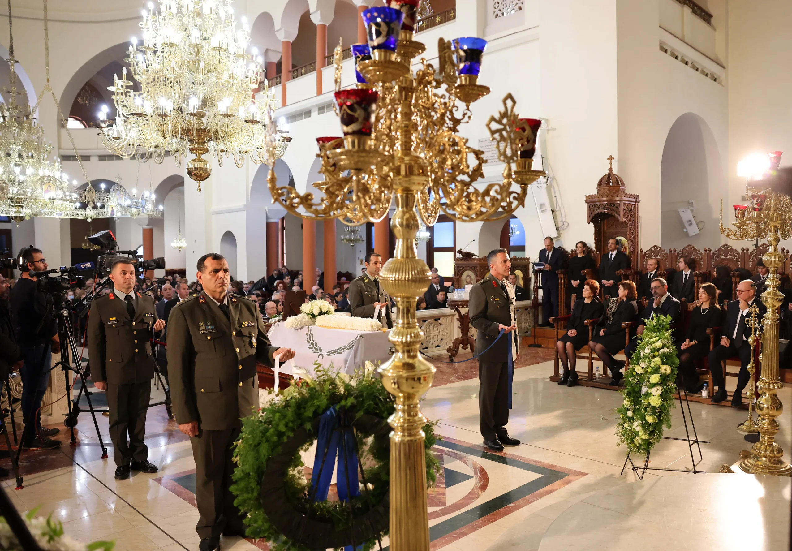 Με παρατεταμένο χειροκρότημα αποχαιρέτησαν τον πρώην ΠτΔ Γιώργο Βασιλείου