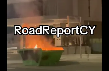 Φωτιά σε σκιπ στην άκρη του δρόμου στον Άγιο Αθανάσιο Λεμεσού  (βίντεο)