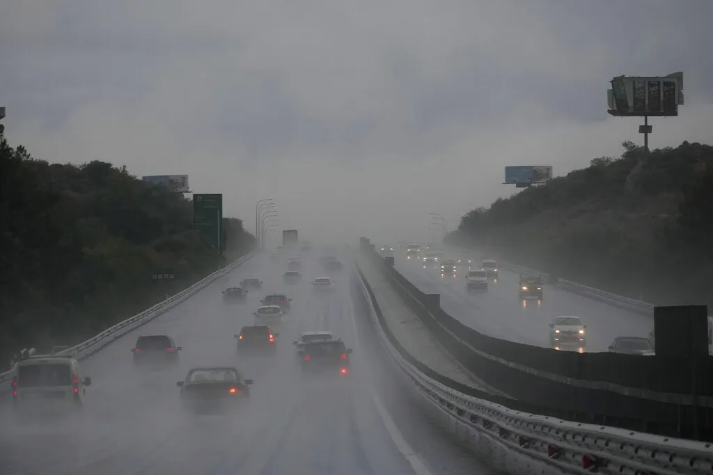 Καταρρακτώδεις βροχές στο highway, συσσώρευση νερού και περιορισμένη ορατότητα – Προσοχή συστήνουν οι Αρχές