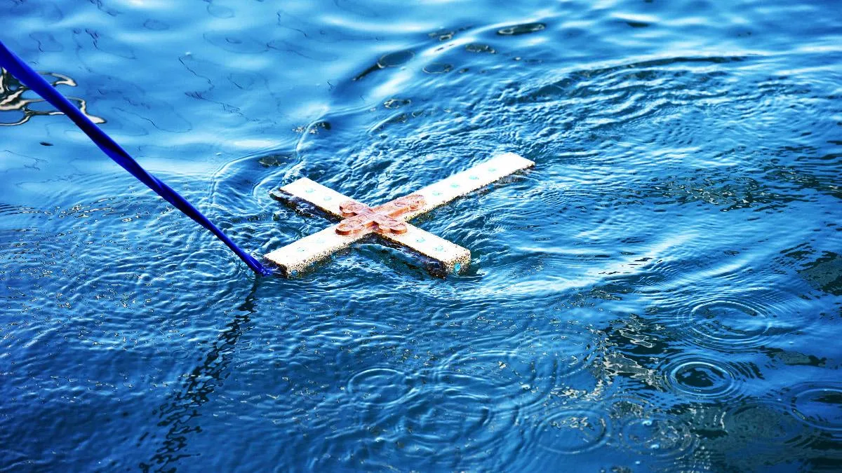 Λεμεσός: Βούτηξε, πήρε τον Σταυρό και εξαφανίστηκε