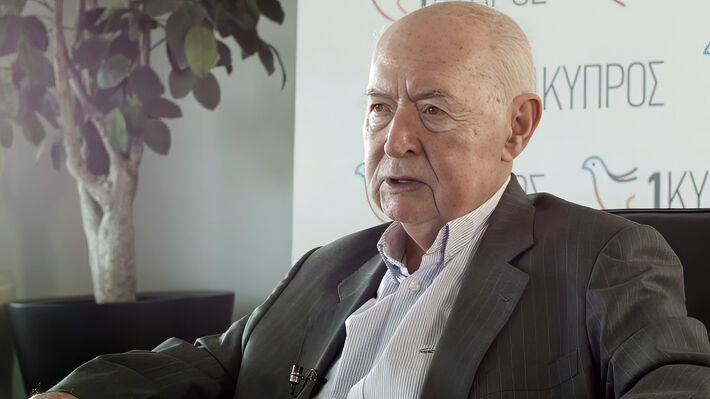 Σε λαϊκό προσκύνημα η σορός του Γιώργου Βασιλείου, άνοιξε βιβλίο συλλυπητηρίων