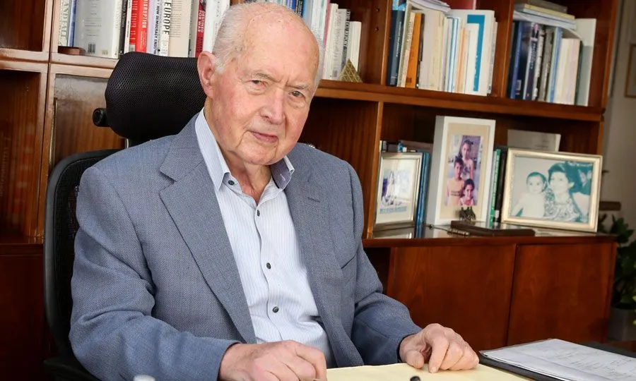 Άνοιγμα βιβλίου συλλυπητηρίων για Βασιλείου από την Πρεσβεία στην Αθήνα