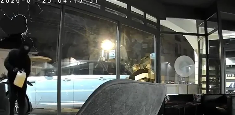 Βίντεο από τον εμπρησμό σε εκθεσιακό χώρο πολυτελών οχημάτων