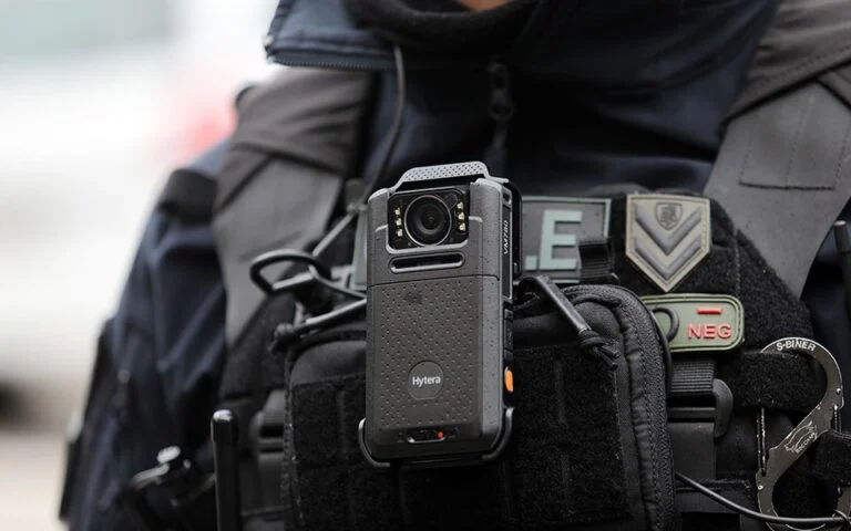 Πώς και πότε θα χρησιμοποιούν τις φορητές κάμερες οι Αστυνομικοί  (βίντεο)