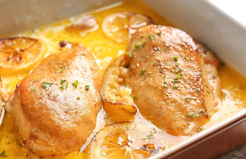 Απολαμβάνουμε σπιτικό φαγητό σε γνωστή ψησταριά στο χωριό