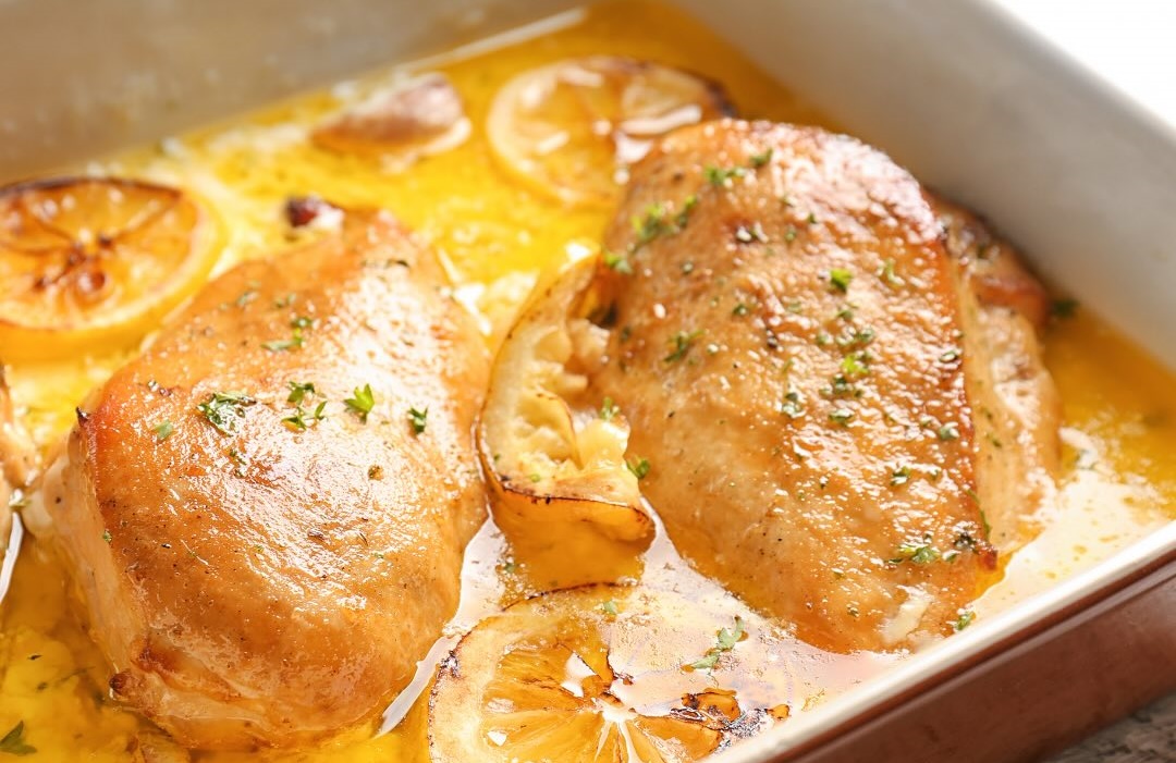 Απολαμβάνουμε σπιτικό φαγητό σε γνωστή ψησταριά στο χωριό