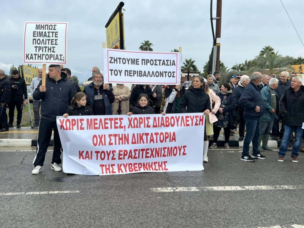 «Όχι στη δικτατορία»: Εκδήλωση διαμαρτυρίας στο Μαζωτό κατά της τοποθέτησης κινητής μονάδας αφαλάτωσης (φώτο)