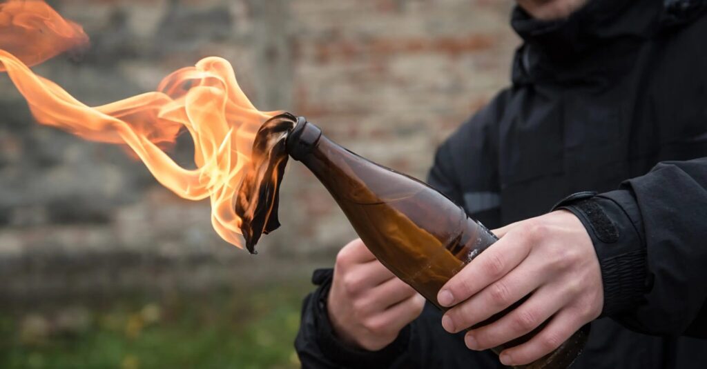 Ανήλικοι έριξαν βόμβες μολότοφ στην αυλή σπιτιού στην Αραδίππου