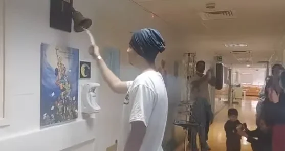 Συγκίνηση στο Παιδοογκολογικό: Χτύπησε το καμπανάκι της νίκης o Παύλος (βίντεο)