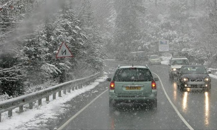 Παγετός και χιόνια στο Τρόοδος: Την προσοχή των οδηγών ζητά η Αστυνομία
