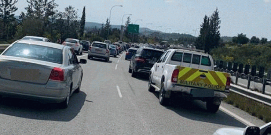 Οδηγοί προσοχή: Οδική σύγκρουση στον αυτ/δρομο Λεμεσού – Λευκωσίας πριν το Τσέρι: Κλειστή λωρίδα