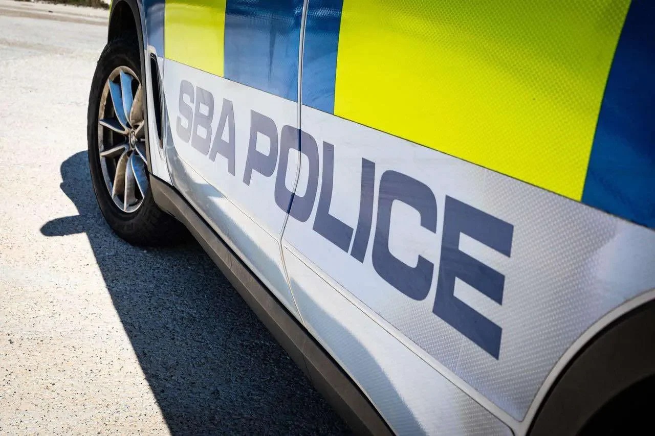 Οδηγούσε κλοπιμαίο αυτοκίνητο υπό την επήρεια κοκτέιλ ναρκωτικών και προσέκρουσε σε περιπολικό των Βάσεων