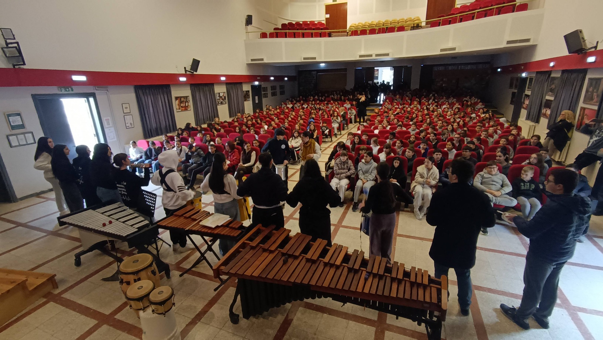 &Gamma;&iota;&alpha; 2&eta; &phi;&omicron;&rho;ά, 400 &pi;&alpha;&iota;&delta;&iota;ά &alpha;&pi;ό &tau;&alpha; &delta;&eta;&mu;&omicron;&tau;&iota;&kappa;ά &sigma;&chi;&omicron;&lambda;&epsilon;ί&alpha; &tau;&eta;&sigmaf; &pi;ό&lambda;&eta;&sigmaf; &kappa;&alpha;&iota; &tau;&eta;&sigmaf; &epsilon;&pi;&alpha;&rho;&chi;ί&alpha;&sigmaf; &tau;&eta;&sigmaf; &Lambda;ά&rho;&nu;&alpha;&kappa;&alpha;&sigmaf; &sigma;&tau;&omicron; &Mu;&omicron;&upsilon;&sigma;&iota;&kappa;ό &Sigma;&chi;&omicron;&lambda;&epsilon;ί&omicron; &Lambda;ά