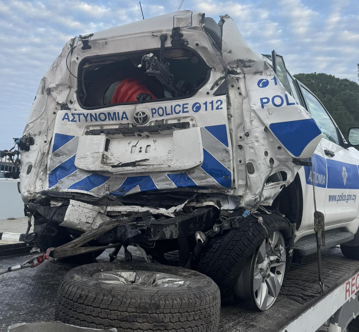 Στο νοσοκομείο τρία άτομα μετά από σύγκρουση περιπολικού και φορτηγού